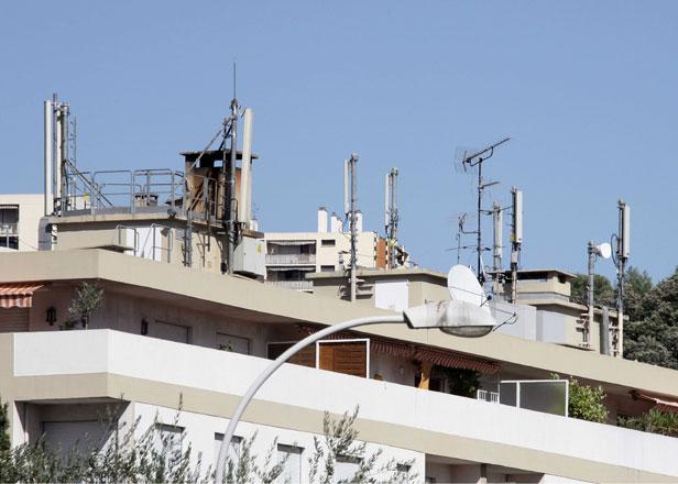 Des antennes-relais installées sur les toits d'immeubles niçois, le 7 septembre 2009